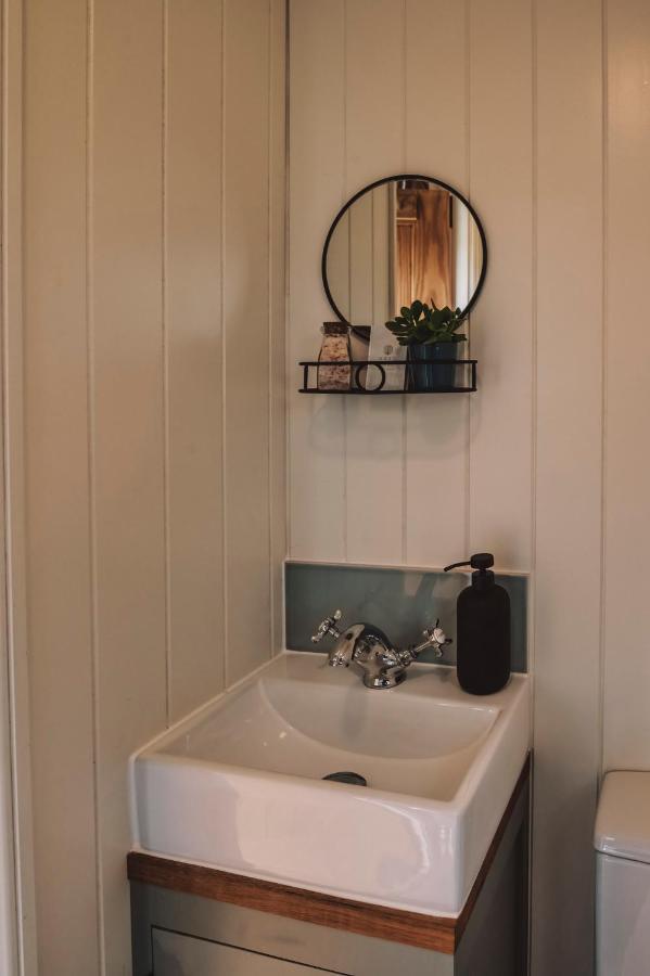 Luxury Shepherd'S Hut On Flower Farm With Outdoor Bath In Mid Cornwall Truro Eksteriør bilde